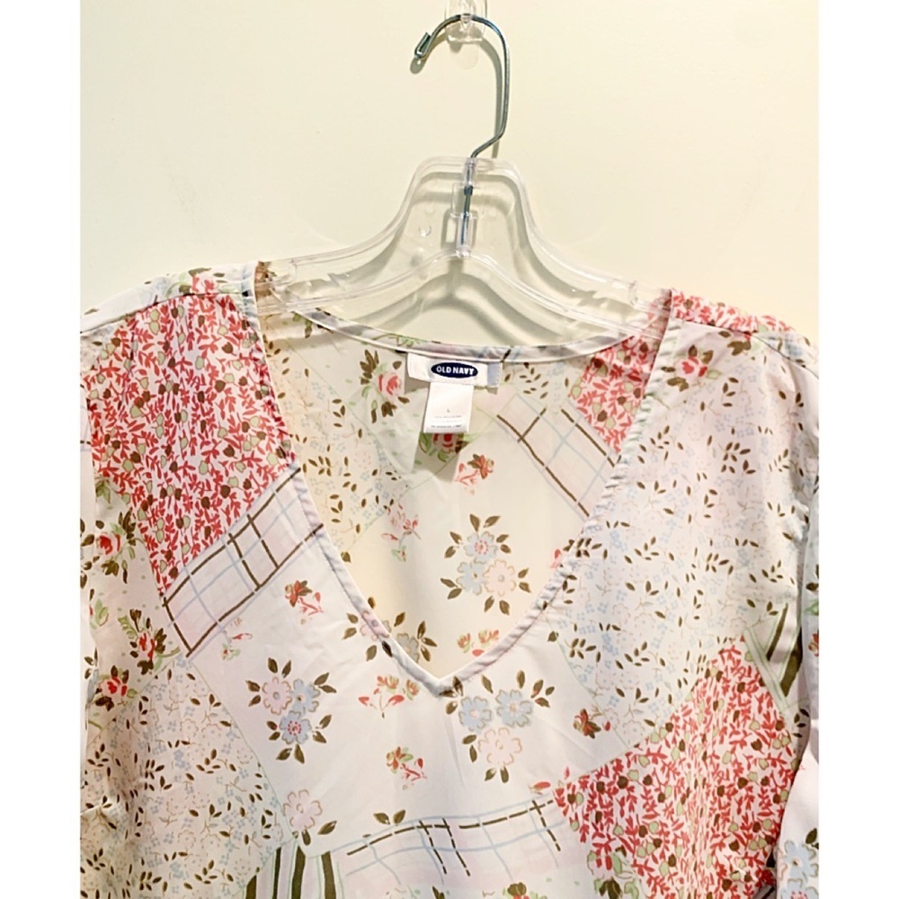 Old Navy Patchwork Floral V-Neck Blouse – Size Large - Picture 3 of 6